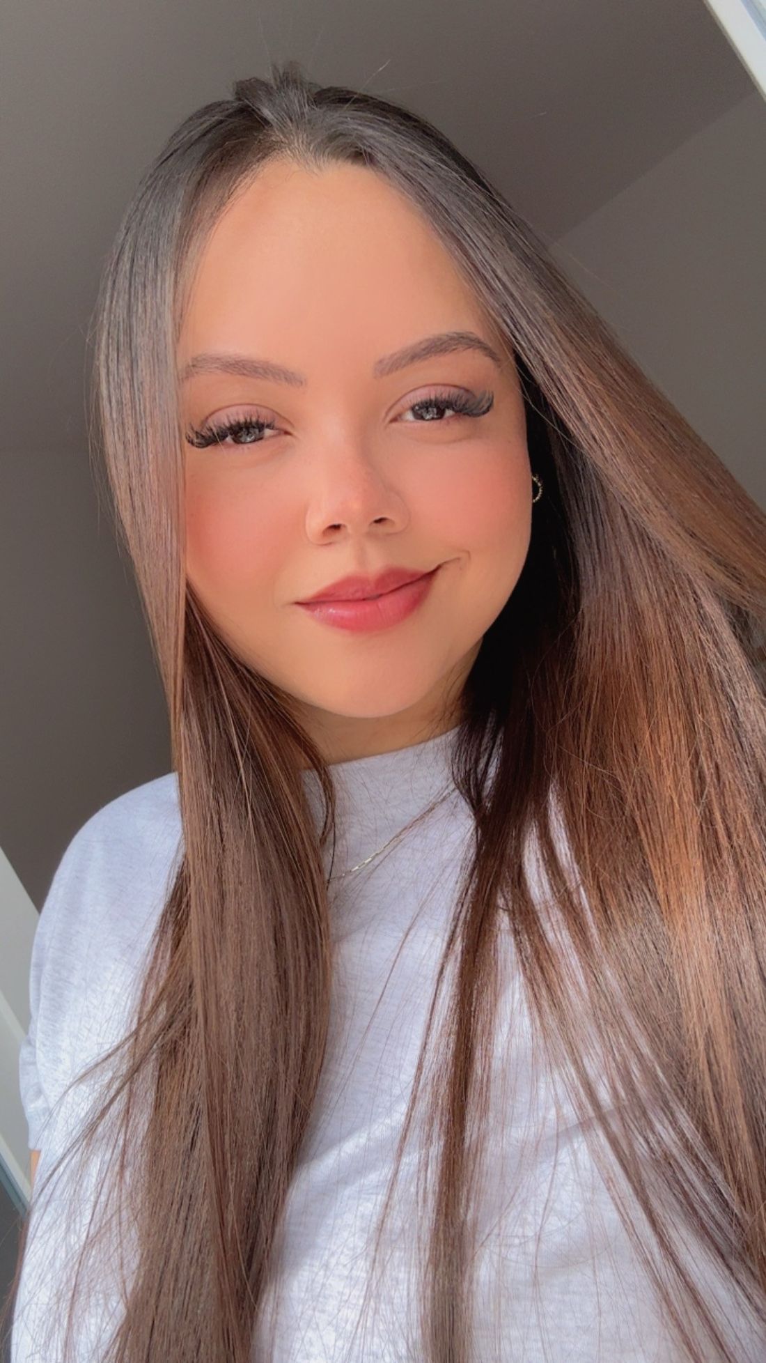 Samara Santos, nail designer em Setúbal, a sorrir